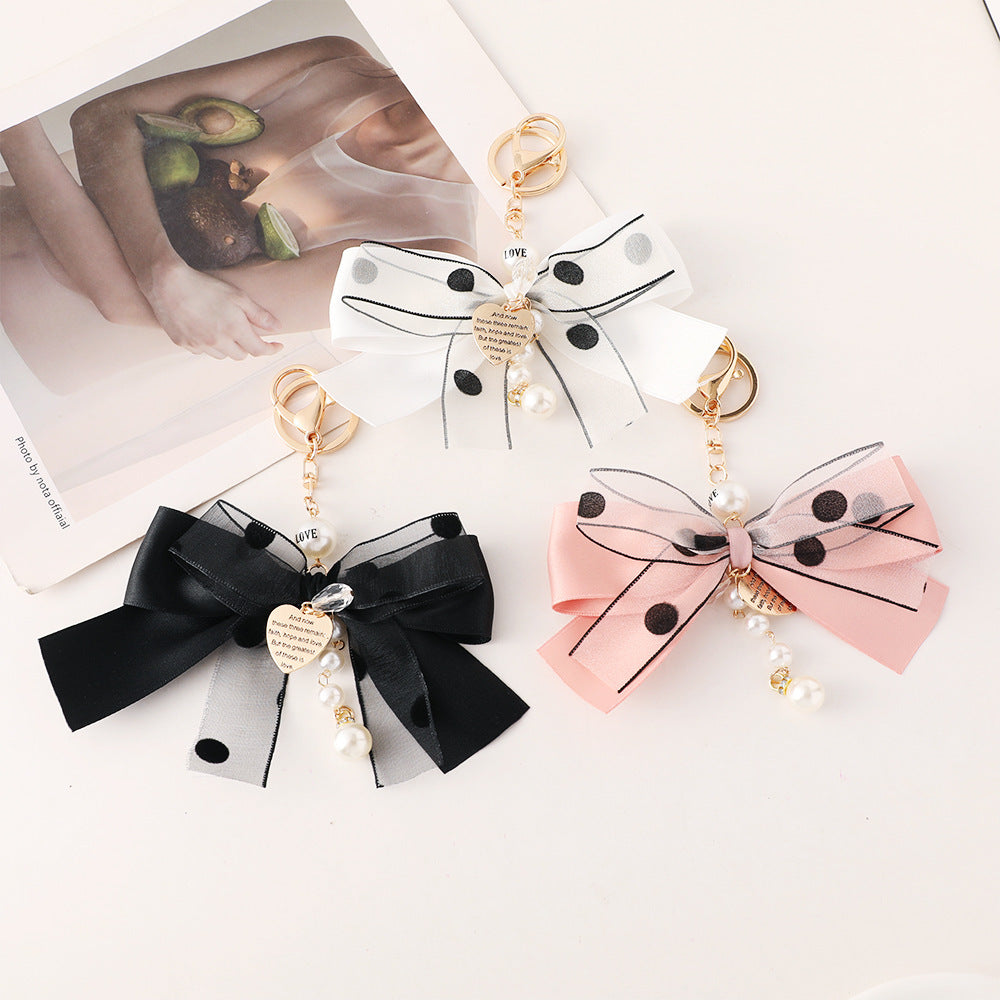 Schlüsselanhänger mit Herz und Schleife aus gewebtem Garn