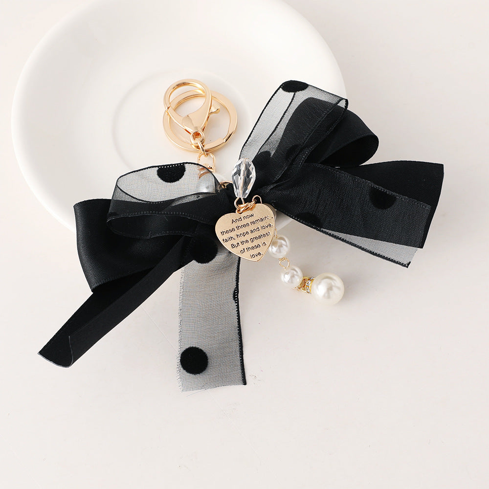 Schlüsselanhänger mit Herz und Schleife aus gewebtem Garn