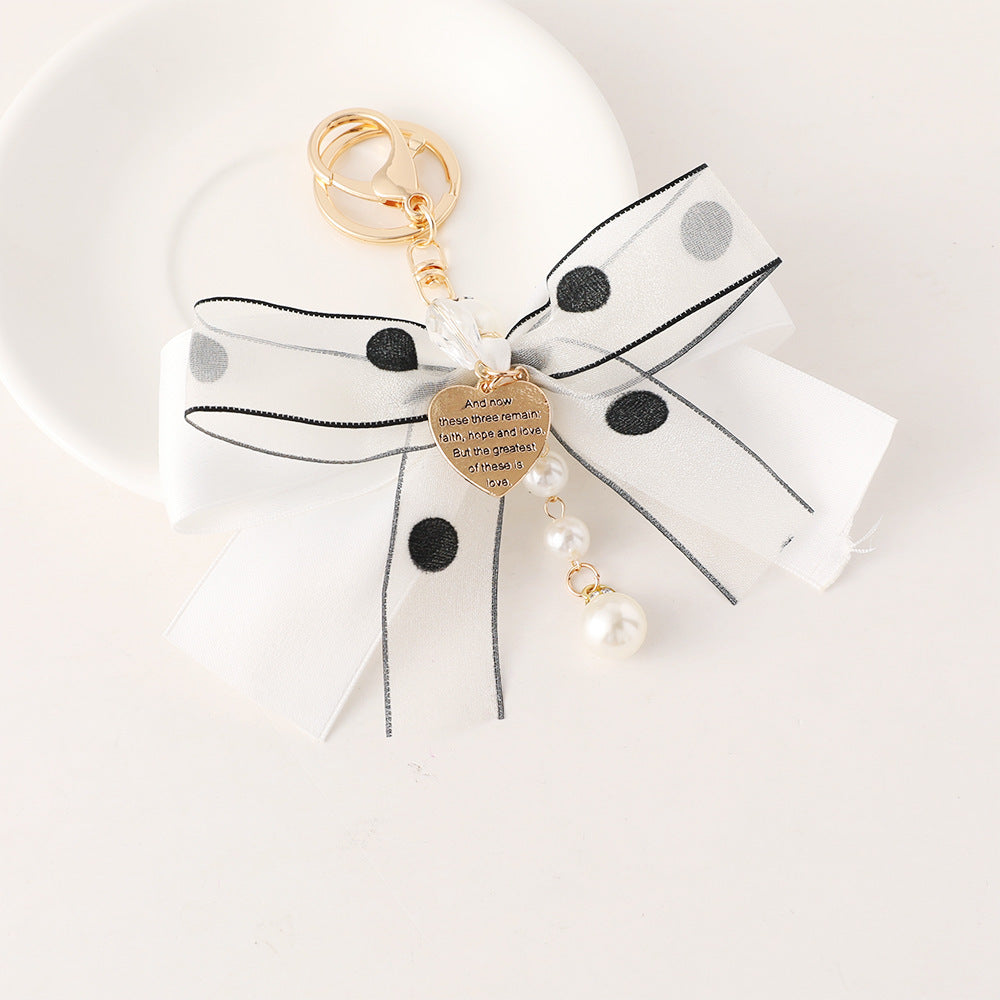 Schlüsselanhänger mit Herz und Schleife aus gewebtem Garn